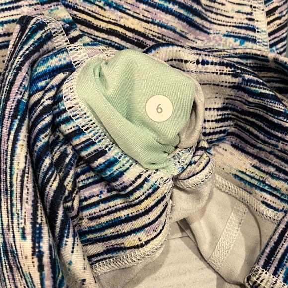 Lululemon Wunder Under High Rise Crop 21" in Blurry Belle Multi (Size 6) - Picture 3 of 7